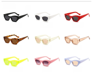 Collezione di nove occhiali da sole retrò cat eye colorati in una matrice su sfondo bianco