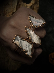 Bague ajustable rétro en cuivre avec trois pierres naturelles d'agate solaire brute