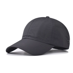 Détail de la texture du tissu et du bouton métallique latéral d'une casquette queue de cheval
