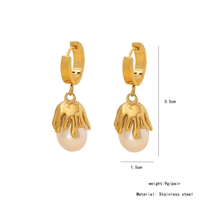 Detail view of pearl earrings with dimensions 3.5cm by 1.5cm in golden stainless steel