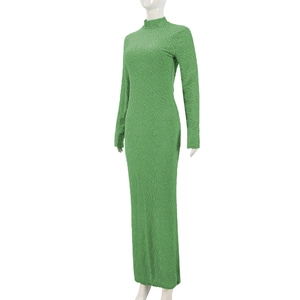 Detailansicht des grasgrünen Stoffes mit Faltenstruktur bei diesem langärmeligen Kleid