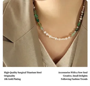 Dettaglio della collana con perle d'acqua dolce e pietre verdi su catena in titanio