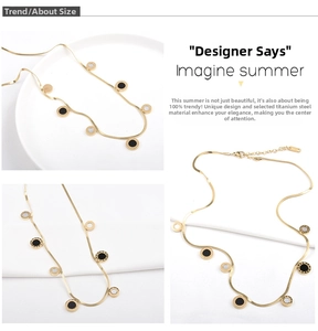 Vue détaillée de la chaîne serpent dorée en acier titane avec pendentifs chiffres romains