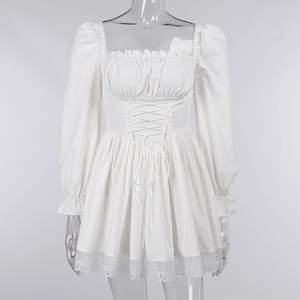 Detalle del vestido de encaje blanco con mangas abullonadas y cordón en la cintura