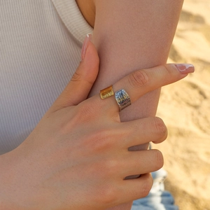Fashionable bicolored stainless steel pleated ring with gold and silver hammered texture
