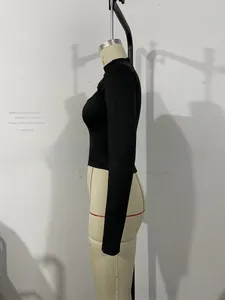 Vue latérale d'un haut noir moulant à manches longues et col montant sur mannequin