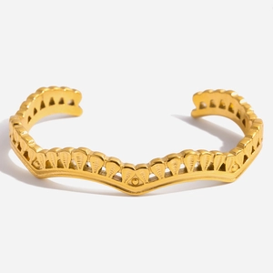 Vintage-Armreif aus 18K vergoldetem Edelstahl mit Wellenform und Spitzen-Ausschnitt