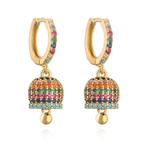 Elegante gouden belvormige oorbellen met kleurrijke regenboog zirkoon op wit decor