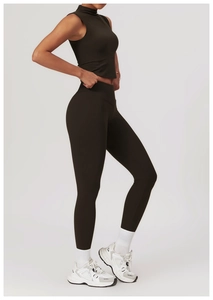 Seitenansicht des dunkelbraunen Yoga-Sets mit High-Waist-Leggings und ärmellosem Crop-Top