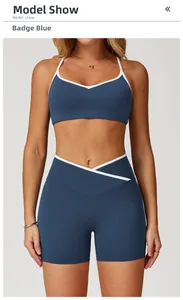 Detail van een navy blauwe yogaset met witte contrastranden en een hoge V-vormige taille