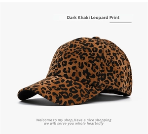 Detailansicht der Baseballkappe mit Khaki-Leopardenmuster, 6-Panel-Design und Schirm