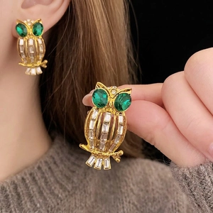 Vintage owl stud earrings with green crystal eyes and zircon pavé in gold finish