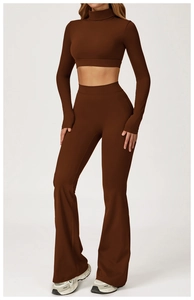 Détail de l'ensemble de yoga chocolat avec haut court à col montant et pantalon évasé