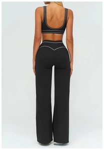 Détail du pantalon de yoga taille haute avec couture en V et liseré blanc contrasté