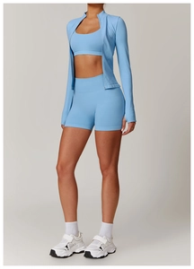 Details des hellblauen nahtlosen Yoga-Sets mit Reißverschlussjacke und High-Waist-Shorts