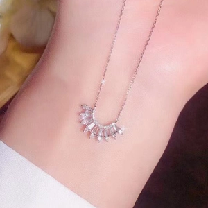Détail macro d'un collier en argent en éventail avec zircons baguettes et ronds