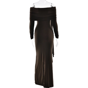 Vue arrière d'une robe longue marron à épaules dénudées avec fente élégante et coupe ajustée