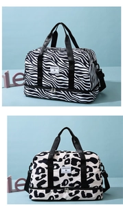 Vue détaillée du grand sac de voyage à motif animalier avec compartiment à chaussures