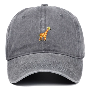 Detailaufnahme der Giraffen-Stickerei auf einer grauen verstellbaren Baumwollkappe