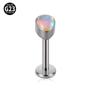 Stud de lèvre en titane G23 avec opale arc-en-ciel en forme de goutte d'eau sur fond blanc