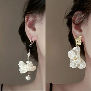 Elegant white shell flower earrings with pearls and gold tassel drop for women