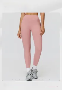 Détail du legging de yoga taille haute en V, tissu mat couleur rose poudré élégant