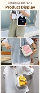 Trois couleurs de sacs seaux mignons en toile à cordon en situations de vie réelle
