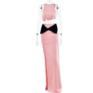 Completo rosa due pezzi con crop top senza maniche, fiocco e gonna lunga con spacco