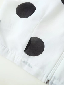 Detailaufnahme des Polka-Dot-Chiffonstoffs mit Nähten und weißem verdecktem Reißverschluss