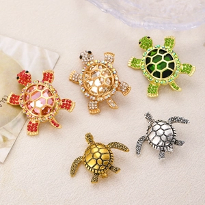 Lot de cinq broches tortue vintage avec strass colorés en finitions dorée et argentée