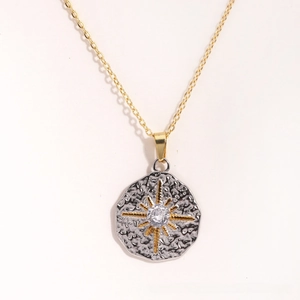 Détail du pendentif pétale bicolore avec texture martelée et zircon en étoile