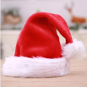Détail du bonnet de Père Noël rouge avec polaire double couche et pompon blanc doux