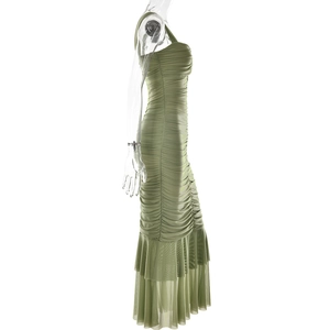Détail d'une robe maxi verte avec fronces latérales et ourlet sirène en maille à volants