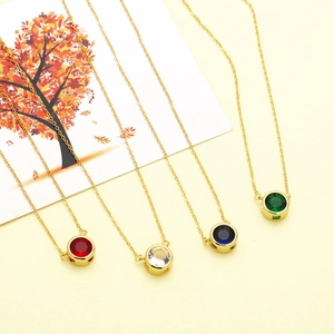 Vue détaillée des colliers pendentifs ronds en zircon rouge, bleu, vert et transparent