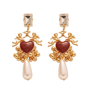 Boucles d'oreilles baroques avec cœurs rouges, cupidon doré et perles blanches