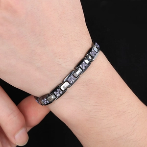 Détail du bracelet en tungstène noir avec cristaux violets sur maillons géométriques