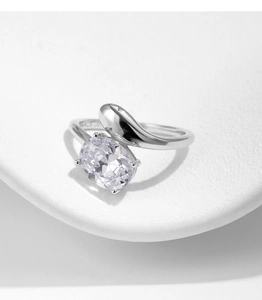 Détail de la bague serpent en argent S925 avec diamant ovale et sertissage à quatre griffes
