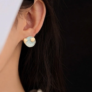 Französische Vintage-Ohrringe mit blauem Emaille, Herz- und Mond-Design am Modell