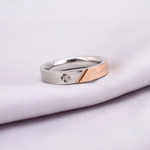 Nahaufnahme zweifarbiger Kleeblatt-Ring mit kleinem Diamanten und Gravur-Schrift