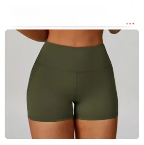 Détail du short de yoga taille haute avec coutures ergonomiques en T en vert olive