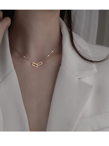 Dettaglio della collana quadrata dorata con doppio anello di pavé di diamanti sul collo
