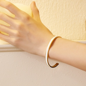 Minimalistischer goldener Edelstahl-Armreif mit elegantem weißem Emaille-Finish für Damen
