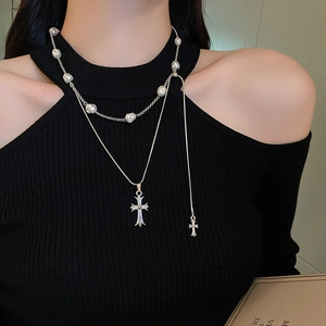 Double-layered necklace with imitation pearls and vintage silver gothic cross pendant