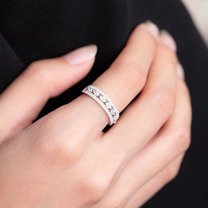 Silberner Marquise-Zirkonia-Ring mit Blütenblatt-Design an Frauenhand vor dunklem Grund