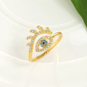 Nahaufnahme des goldenen Evil-Eye-Rings mit Zirkonia und blauen Emaille-Details