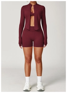 Detaillierte Ansicht des weinroten Yoga-Sets für Damen mit Jacke, Sport-BH und Fitness-Shorts