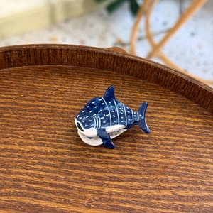 Mini pince à cheveux requin-baleine en acétate bleu foncé avec pois blancs et détails fins