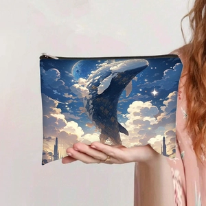 Détail de la trousse de maquillage en toile avec imprimé baleine bleue et fermeture éclair