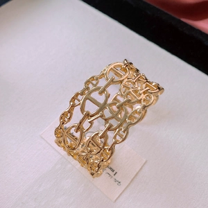 Detailed macro view of the multi-layer hollow golden chain link ring on a luxury display card