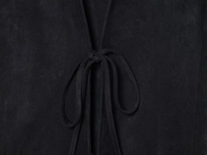 Gros plan détaillé d'une chemise noire aspect daim avec un design élégant à lacets devant
